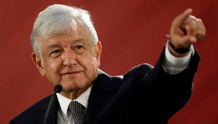 È un onore stare con Obrador dietro il muro di Trump